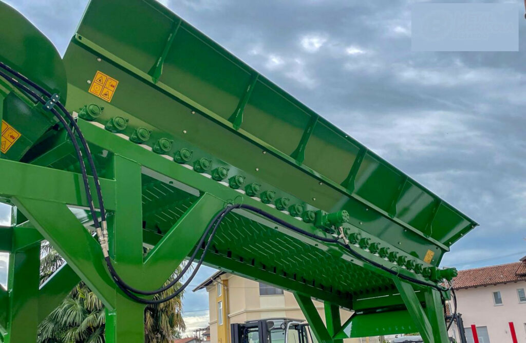 bois  avec large trémie pour chargement au godet