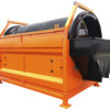 Trommel Ø 180 cm de DMB Machine, vue trois quarts : tambour rotatif perforé, châssis orange et goulotte d'évacuation