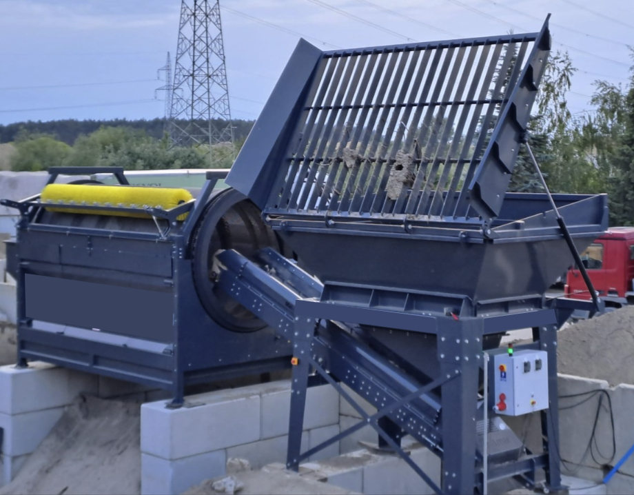 Trommel Ø 180 cm en poste fixe – vue d’ensemble Trommel Ø 180 cm DMB Machine en poste fixe sur chantier, vue d'ensemble avec tambour rotatif, grille d'alimentation et coffret de commande