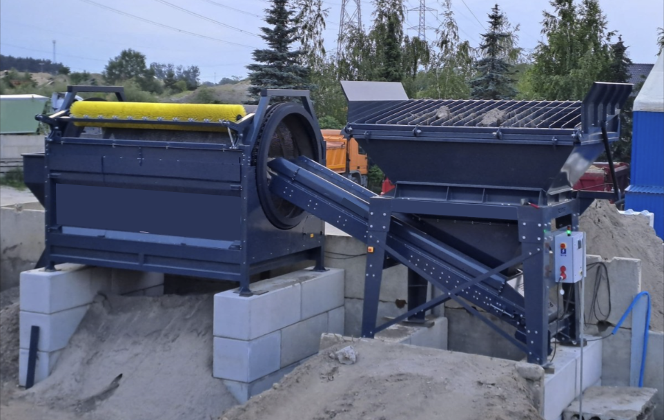 Trommel Ø 180 cm en poste fixe – DMB Machine Trommel Ø 180 cm DMB Machine en poste fixe : tambour perforé, brosse de nettoyage, trémie de granulats et convoyeur d'évacuation