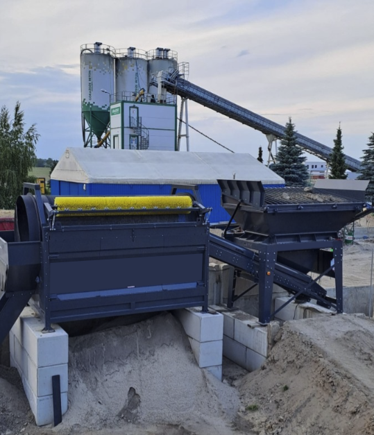 Trommel Ø 180 cm en poste fixe sur site – DMB Machine Trommel Ø 180 cm en poste fixe sur site de granulats, tapis d'évacuation et brosse de nettoyage du tambour, DMB Machine