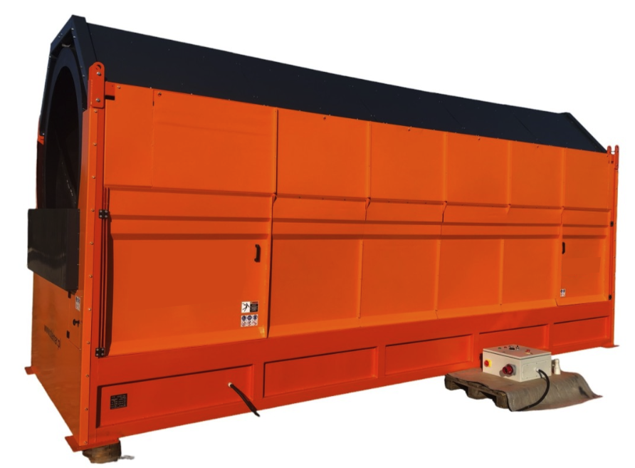 Trommel Ø 200 cm x 7 m capoté, vue de côté | DMB Machine Vue de côté du trommel Ø 200 cm x 7 m DMB Machine sous capotage foncé, extrémité du tambour visible et coffret de commande au sol
