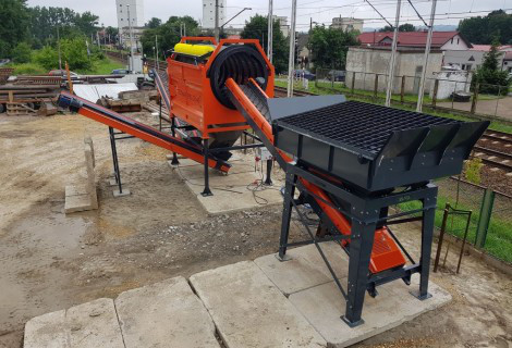Trommel Ø 180 cm en poste fixe, DMB Machine Trommel Ø 180 cm installé en poste fixe, tapis d'alimentation, tambour perforé orange et trémie à grille, DMB Machine