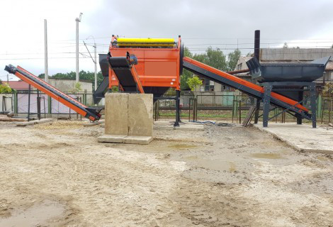 Trommel Ø 180 cm en poste fixe – DMB Machine Trommel Ø 180 cm DMB Machine installé en poste fixe sur socle béton, tambour orange et convoyeurs d'évacuation déployés en extérieur