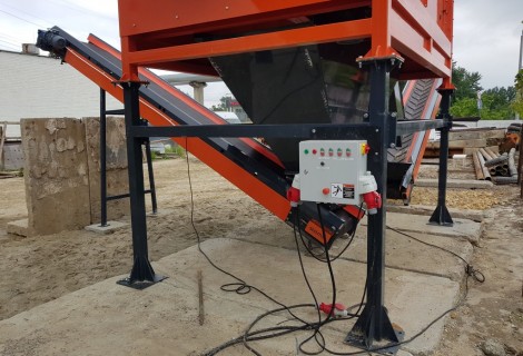 Trommel Ø 180 cm – coffret de commande et convoyeur | DMB Machine Trommel Ø 180 cm de DMB Machine en poste fixe sur dalle béton : coffret de commande électrique et tapis convoyeur incliné d'évacuation