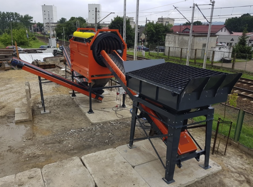 Trommel Ø 180 cm DMB Machine en poste fixe Trommel Ø 180 cm DMB Machine installé en poste fixe sur site, tambour rotatif orange et convoyeur d'alimentation