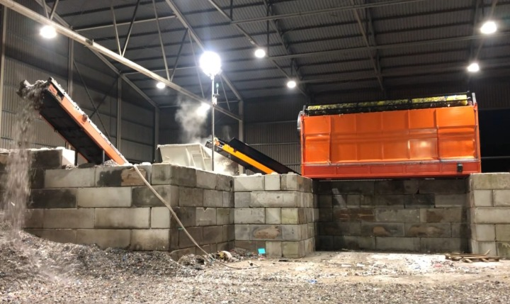 Trommel Ø 200 cm x 7 m en poste fixe sur site Trommel Ø 200 cm x 7 m en poste fixe dans un hangar de recyclage, convoyeurs d'évacuation des fines criblées vers un box béton