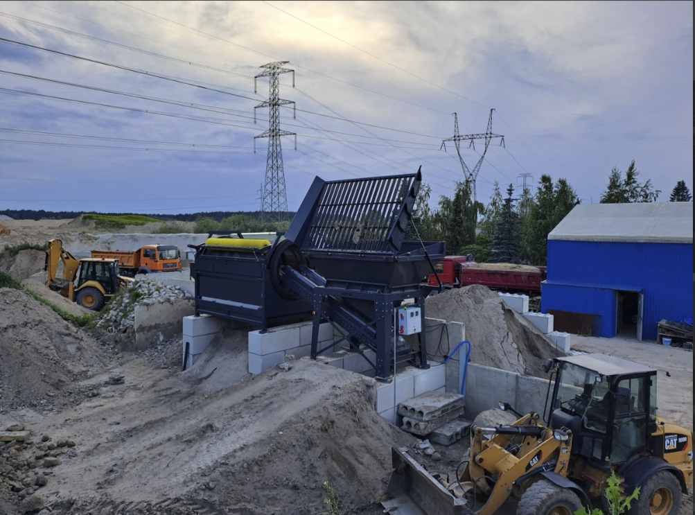 Trommel Ø 180 cm x 4,7 m en poste fixe sur site Trommel Ø 180 cm x 4,7 m installé en poste fixe sur plateforme, tambour rotatif incliné et tapis d'évacuation des fines de sable