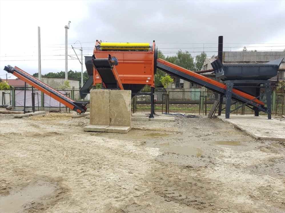 Trommel Ø 180 cm x 4,7 m installé sur site Trommel Ø 180 cm x 4,7 m installé en poste fixe sur chantier, tambour rotatif orange avec convoyeurs d'évacuation des fines et des refus